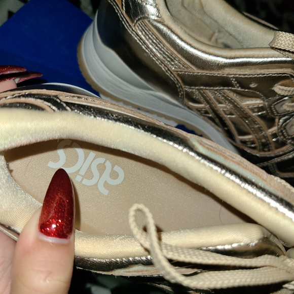 ASICS - Picture 4 of 8